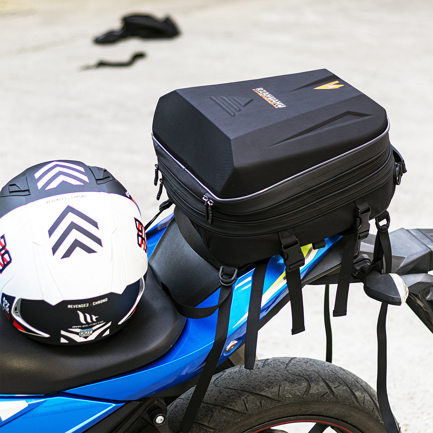 摩托车电动车后座包通用可拓展摩托车尾包硬壳背包踏板车头盔包