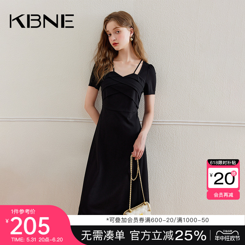KBNE连衣裙女黑色挂脖长裙2024夏季新款气质今年流行漂亮小黑裙子