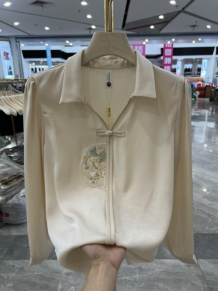 新中式妈妈国风刺绣V领长袖衬衫春装新款洋气小衫中老年真丝上衣