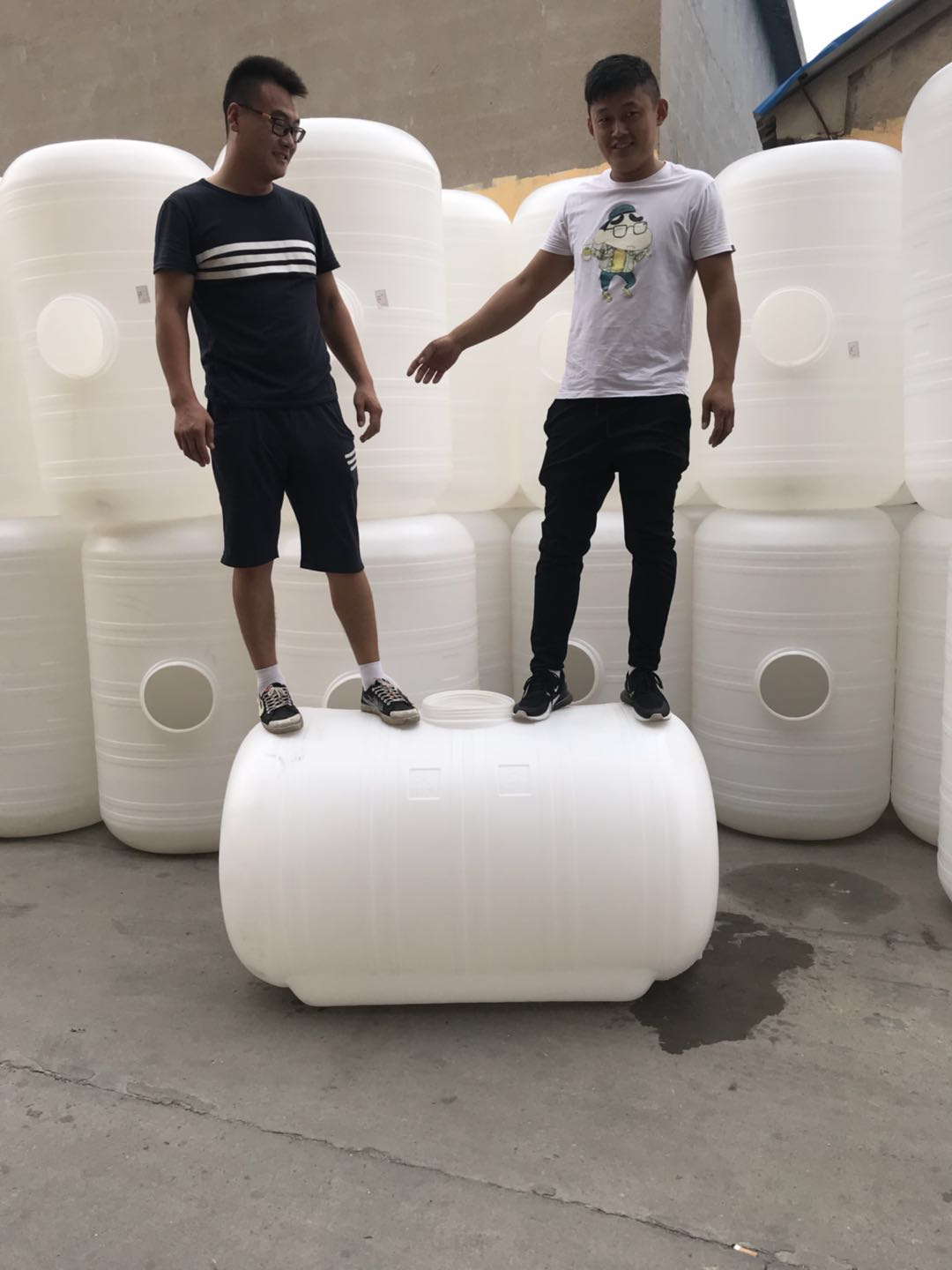 1吨塑料大桶储水桶 塑料水塔 卧式大桶 2000斤塑料桶太阳能储水罐
