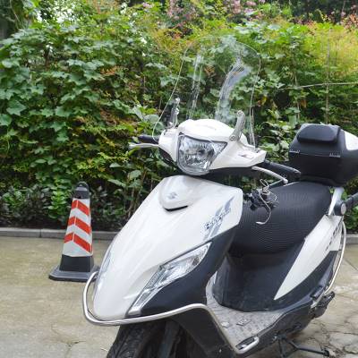 适用uu125前挡风玻璃风挡挡风板防雨板可调支架踏板摩托车改装