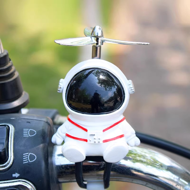 网红创意太空人宇航员电瓶车装饰品摆件车载摩托电动自行车小配件