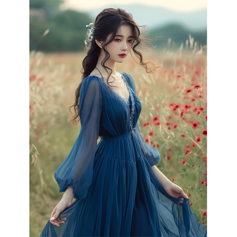 今年流行的漂亮裙子2024春季新款百搭V领胖mm显瘦减龄蓝色连衣裙