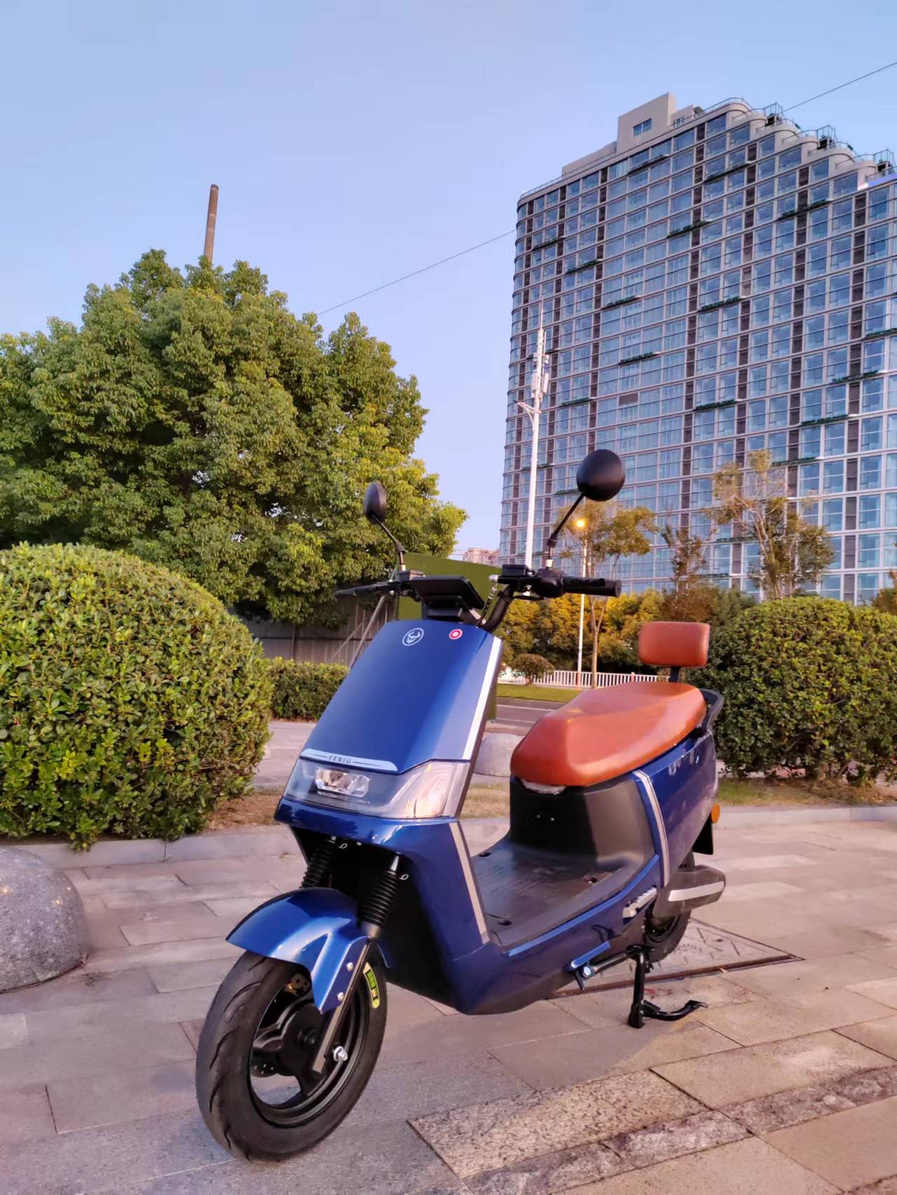 二轮电动车摩托长跑王红牛代步6072V180送餐成人踏板石墨烯锂热卖
