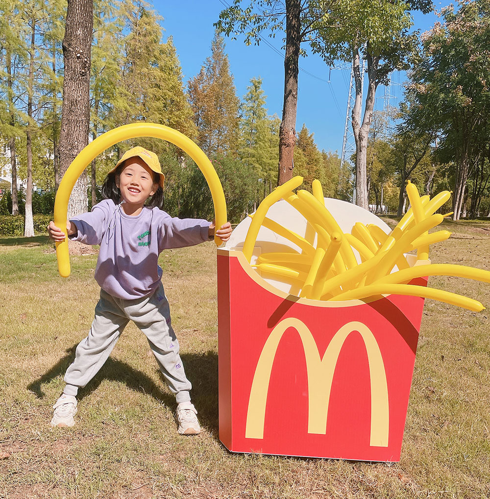 小红书同款麦当劳薯条盒子儿童拍照相打卡道具KT板盒子气球户外