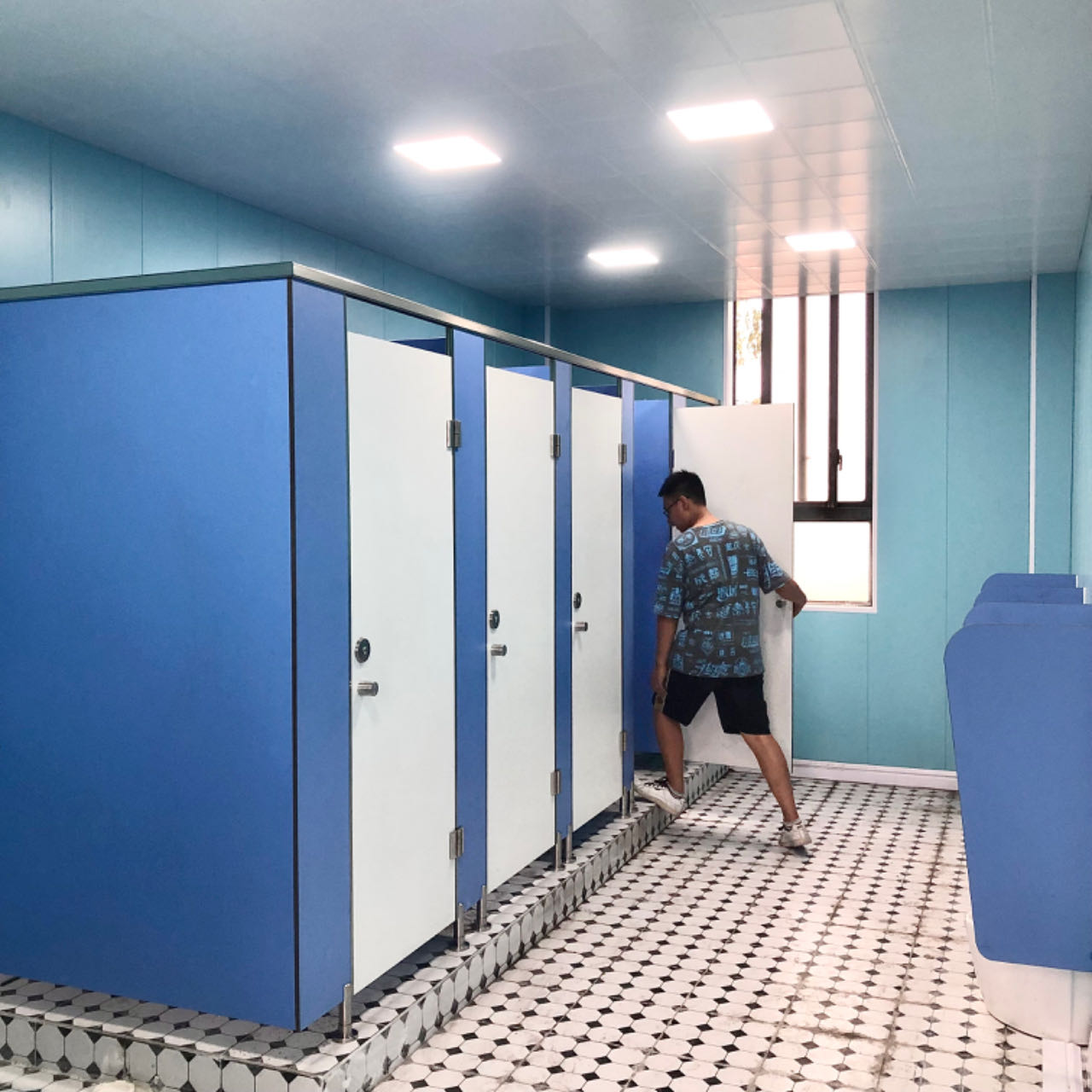 学校专用抗倍特卫生间隔断板 淋浴房防水pvc板公共厕所自装隔断门