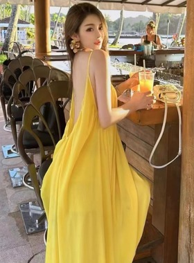 三亚旅游超好看的胖MM度假仙飘逸黄色露背吊带连衣裙女夏季款式
