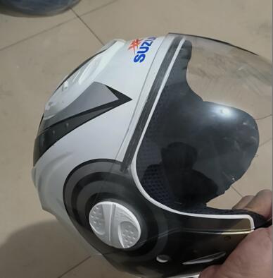 适用轻骑铃木摩托车极客飒GSX155头盔玻璃侧面卡扣盖安全盔镜片
