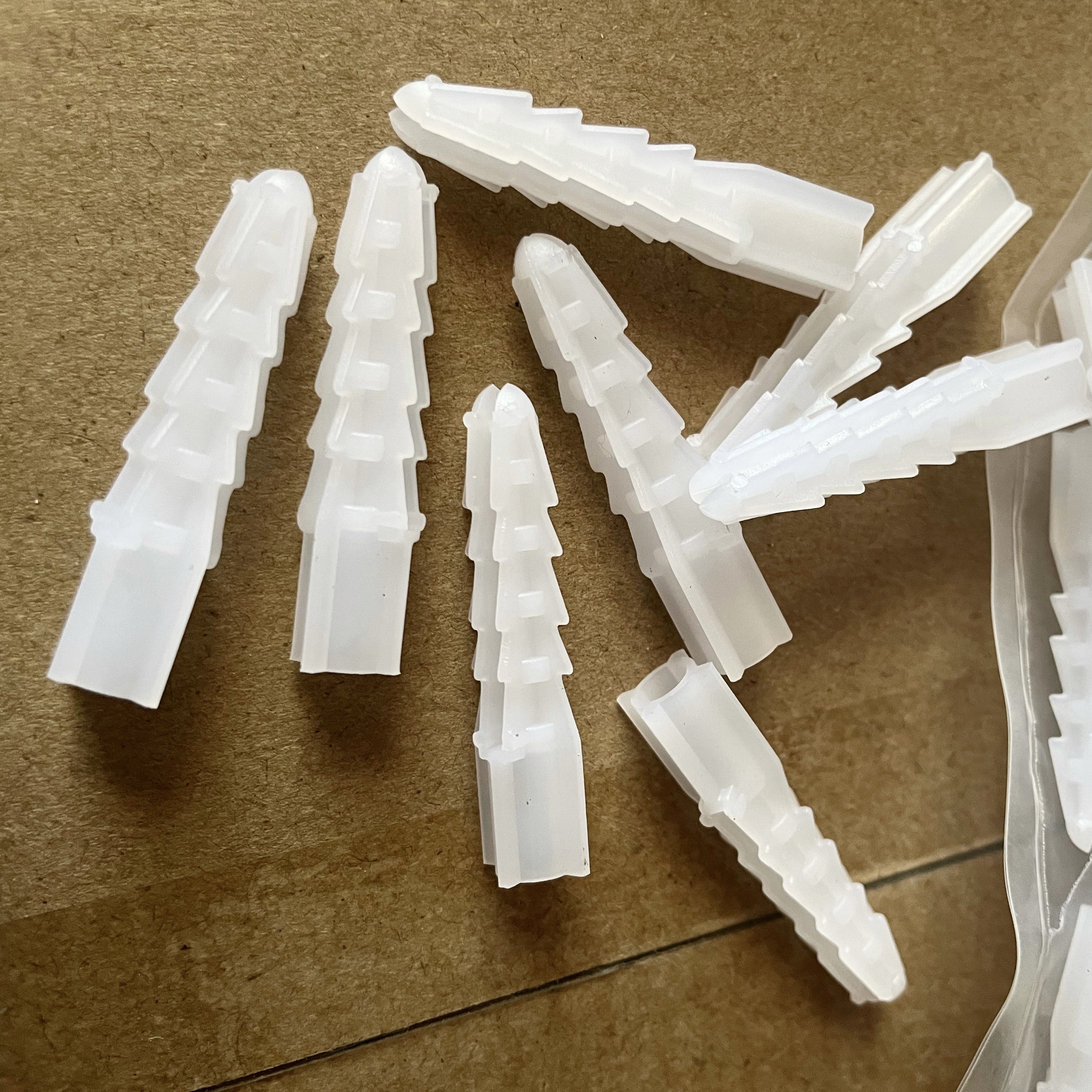 尼龙方型塑料膨胀管白色鱼鳞管胀钉M6M8窗帘胶塞方形新料塑料螺栓