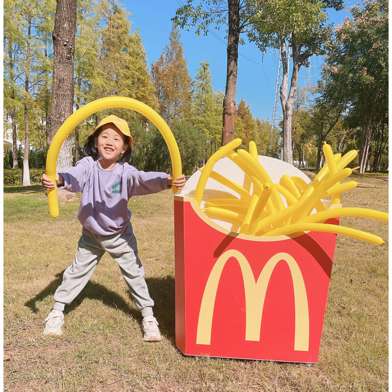 小红书同款麦当劳薯条盒子儿童拍照相打卡道具KT板盒子气球户外