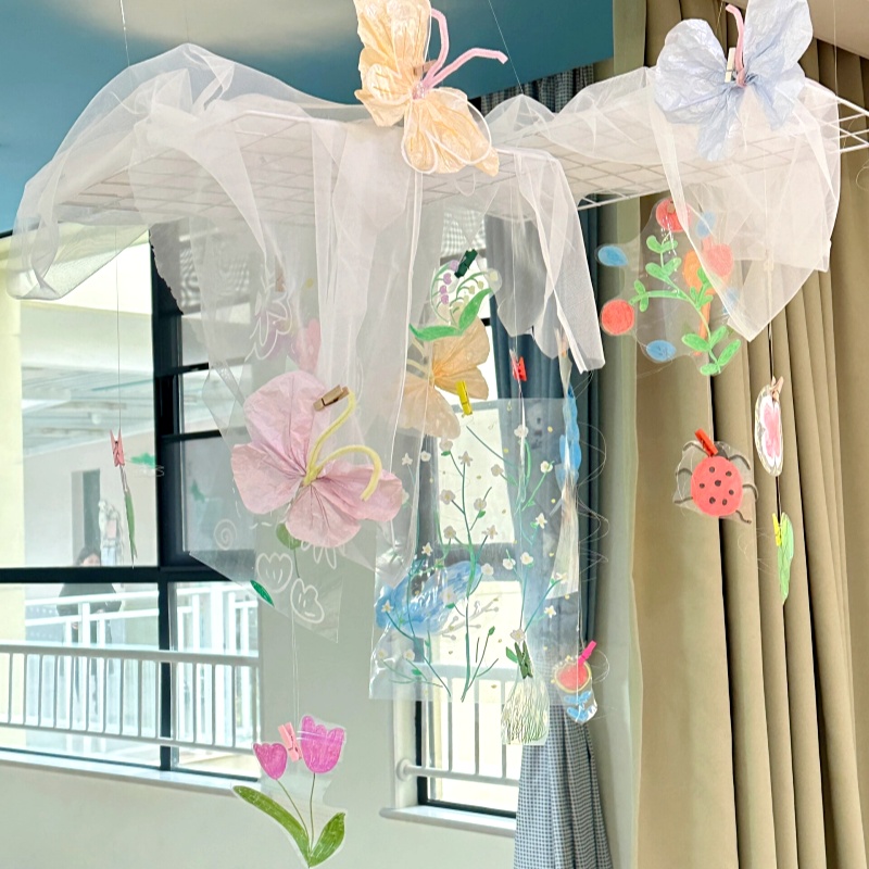 幼儿园春天环创吊饰材料玻璃纸绘画班级塑料膜美工区教室装饰布置