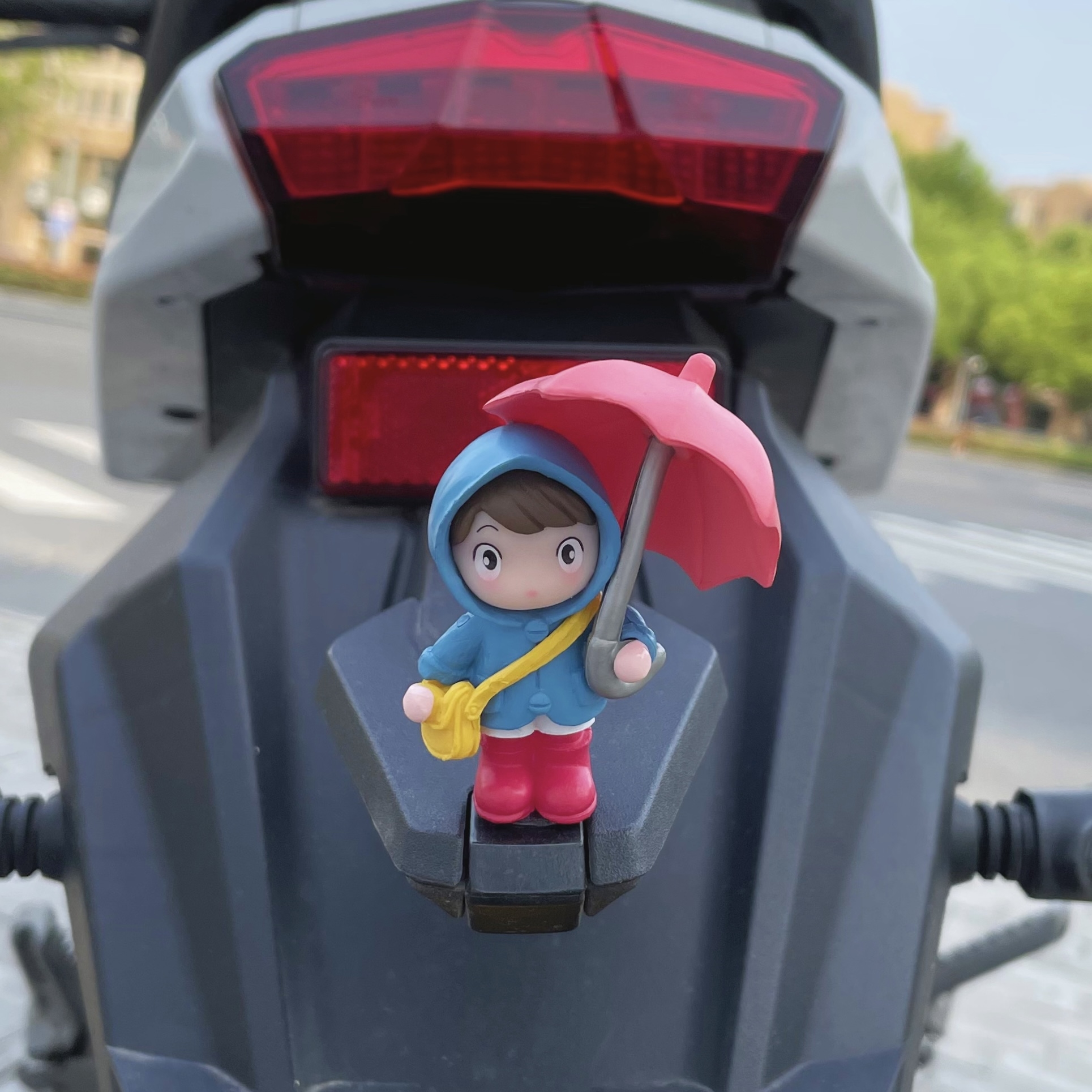 打伞女孩电动摩托车电瓶机车装饰品摆件小配件车载玩偶公仔娃娃