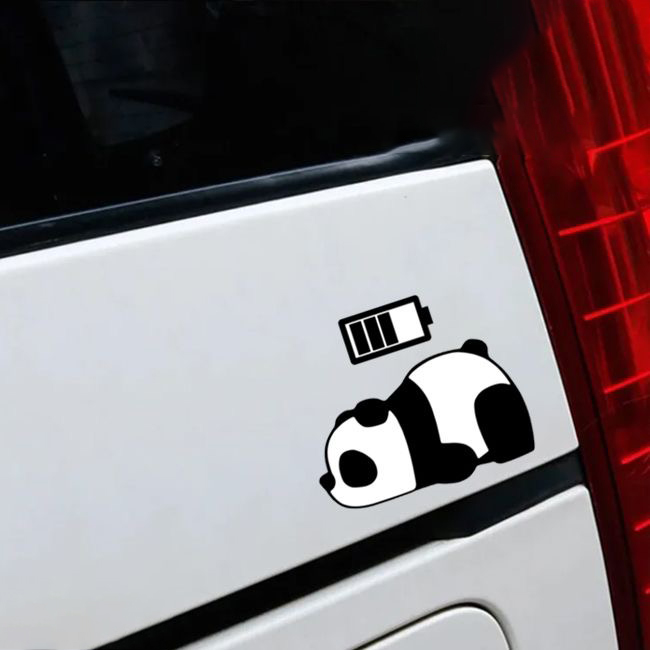 个性卡通熊猫充电中汽车创意摩托电动车头盔划痕装饰油箱盖贴纸