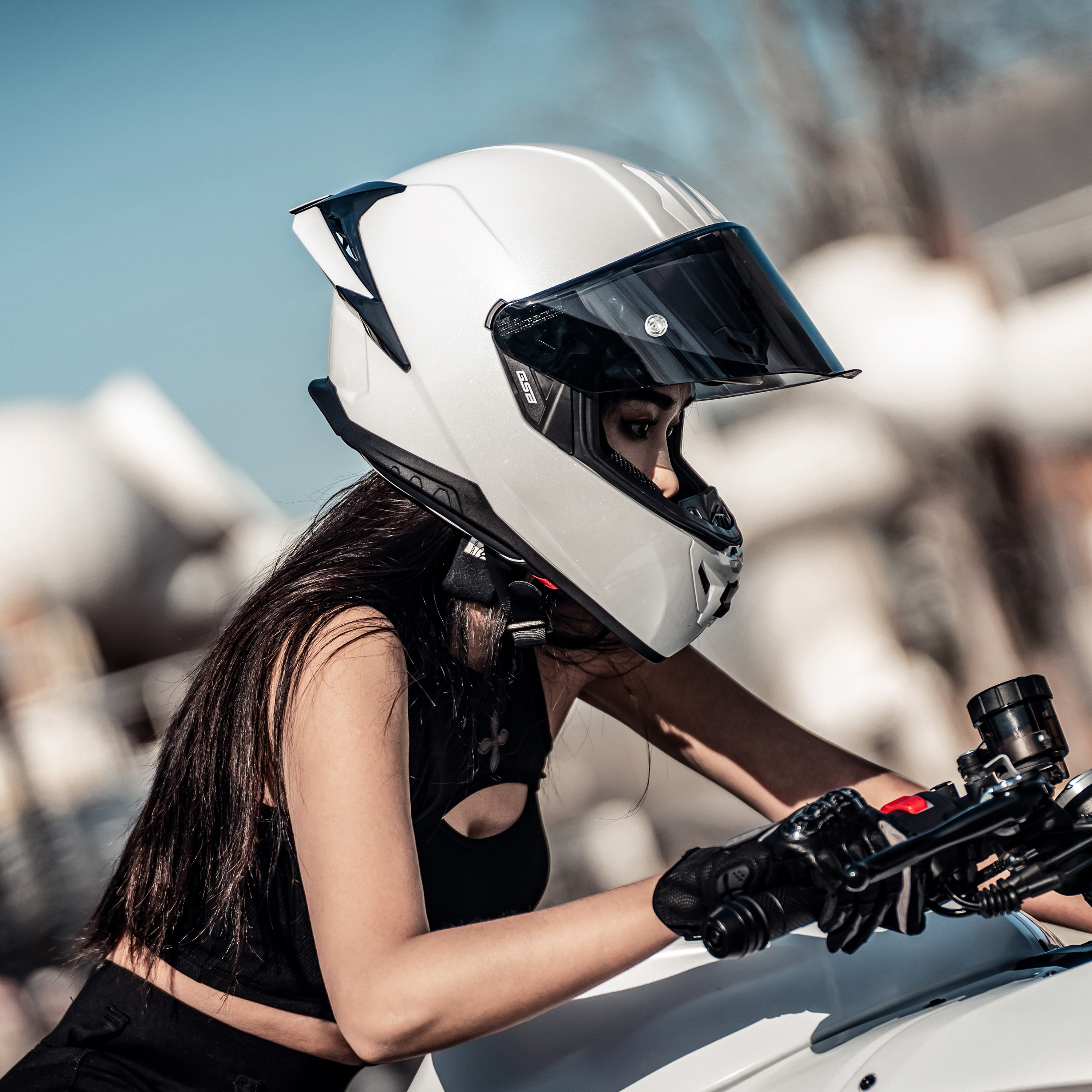 白色摩托车头盔什么颜色好