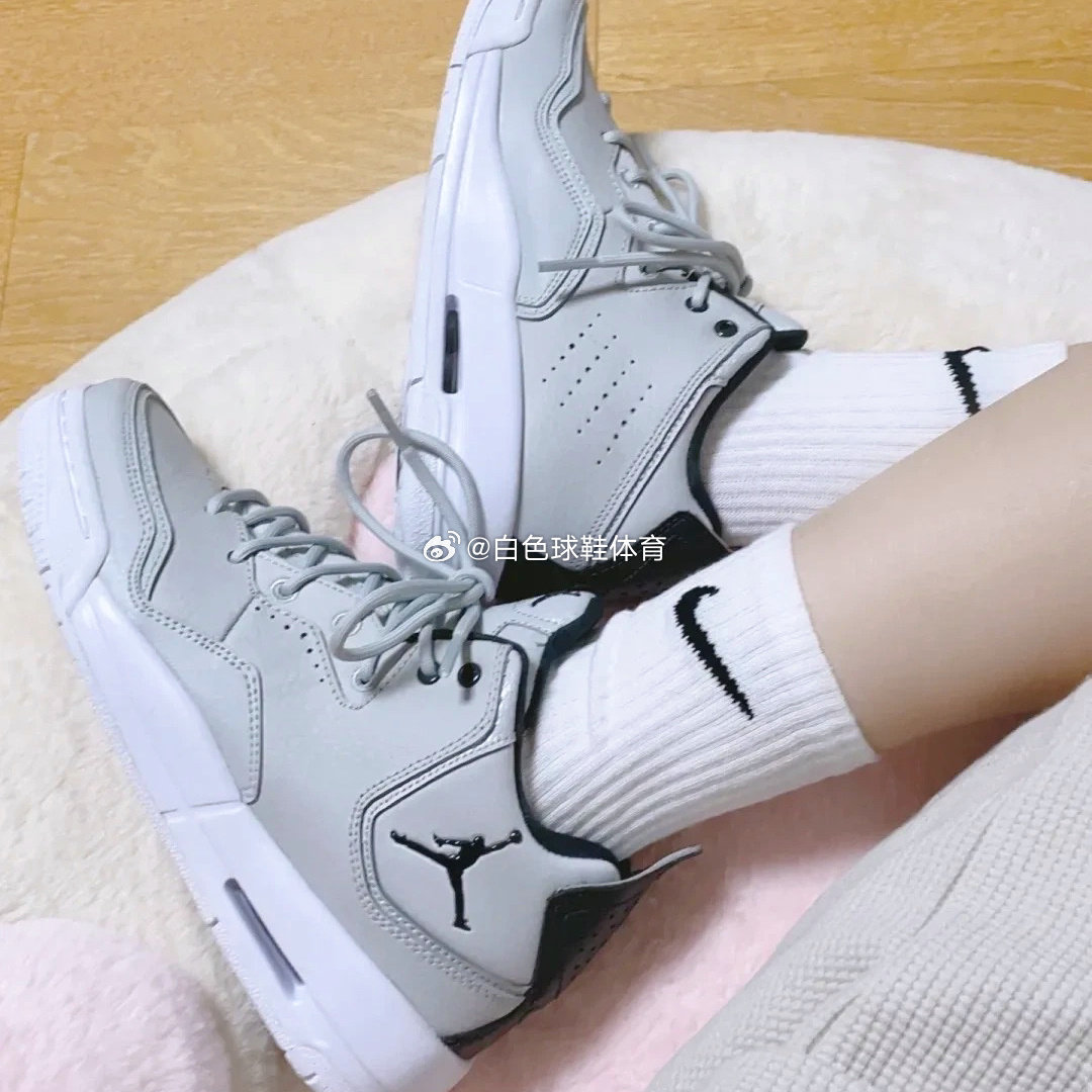 白色篮球鞋