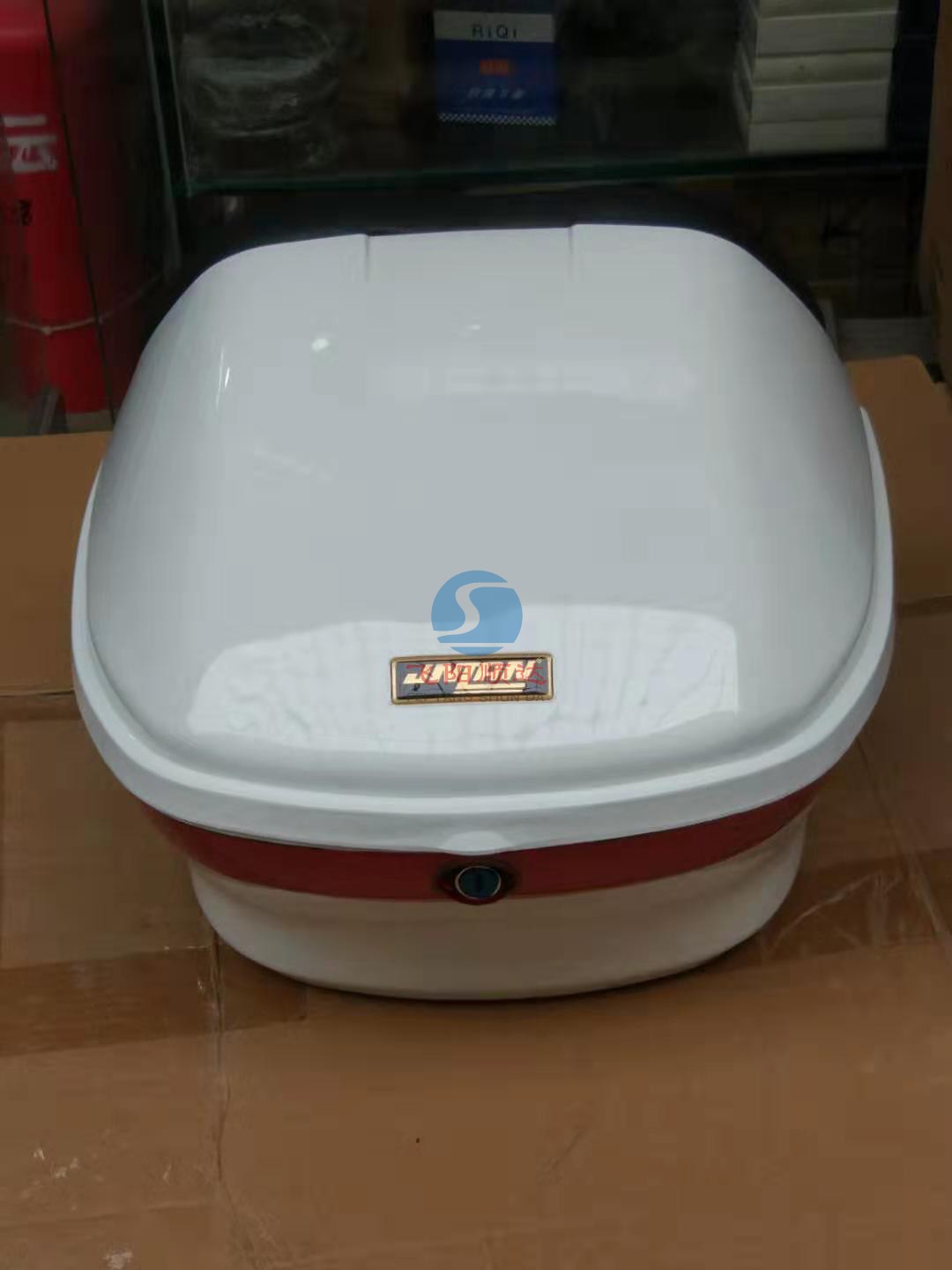 治安巡邏摩托车尾箱GN白色大容量贮物箱头盔雨衣贮物箱CG WY125尾