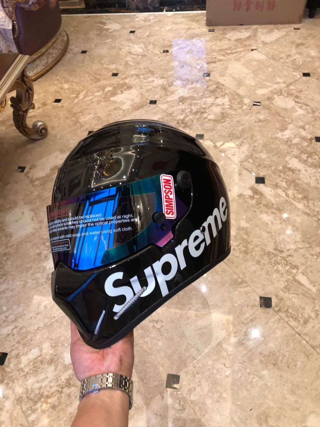 潮流单品supreme头盔个性版本 自主研发 创意摩托车头盔 安全认证
