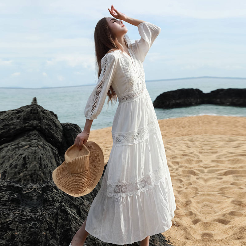 沙滩裙2024新款高端大理洱海拍照法式V领白色蕾丝海边度假连衣裙