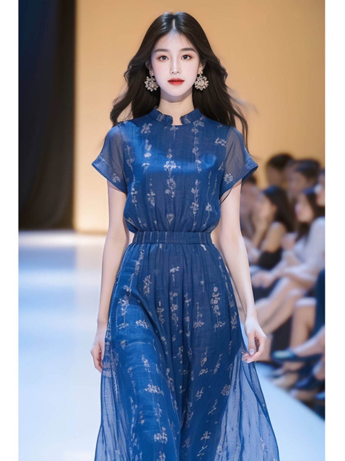 今年流行的漂亮高端精致法式蓝色收腰碎花连衣裙子2024新款女夏季