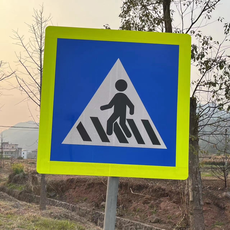 人行横道减速慢行交通标志牌三角警示立柱反光标识牌路口注意行人