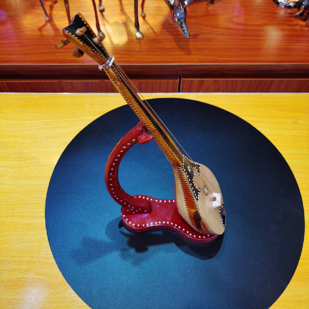 新疆哈萨克族乐器冬不拉舞台演奏道具客厅餐厅酒店装饰品摆件纪念