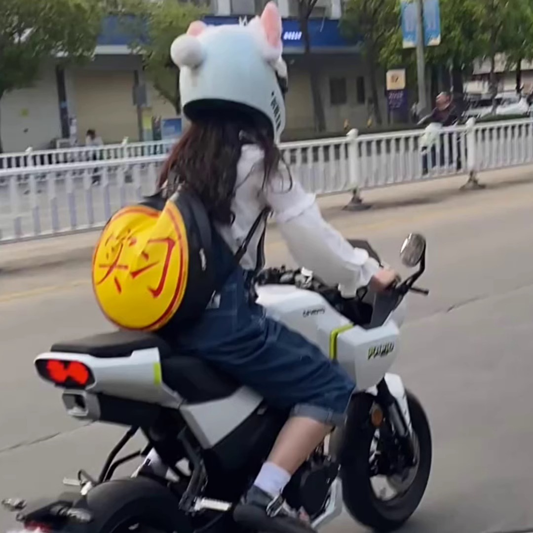适用摩托电动车实习标志双肩背包装饰个性创意女骑士书包小配件