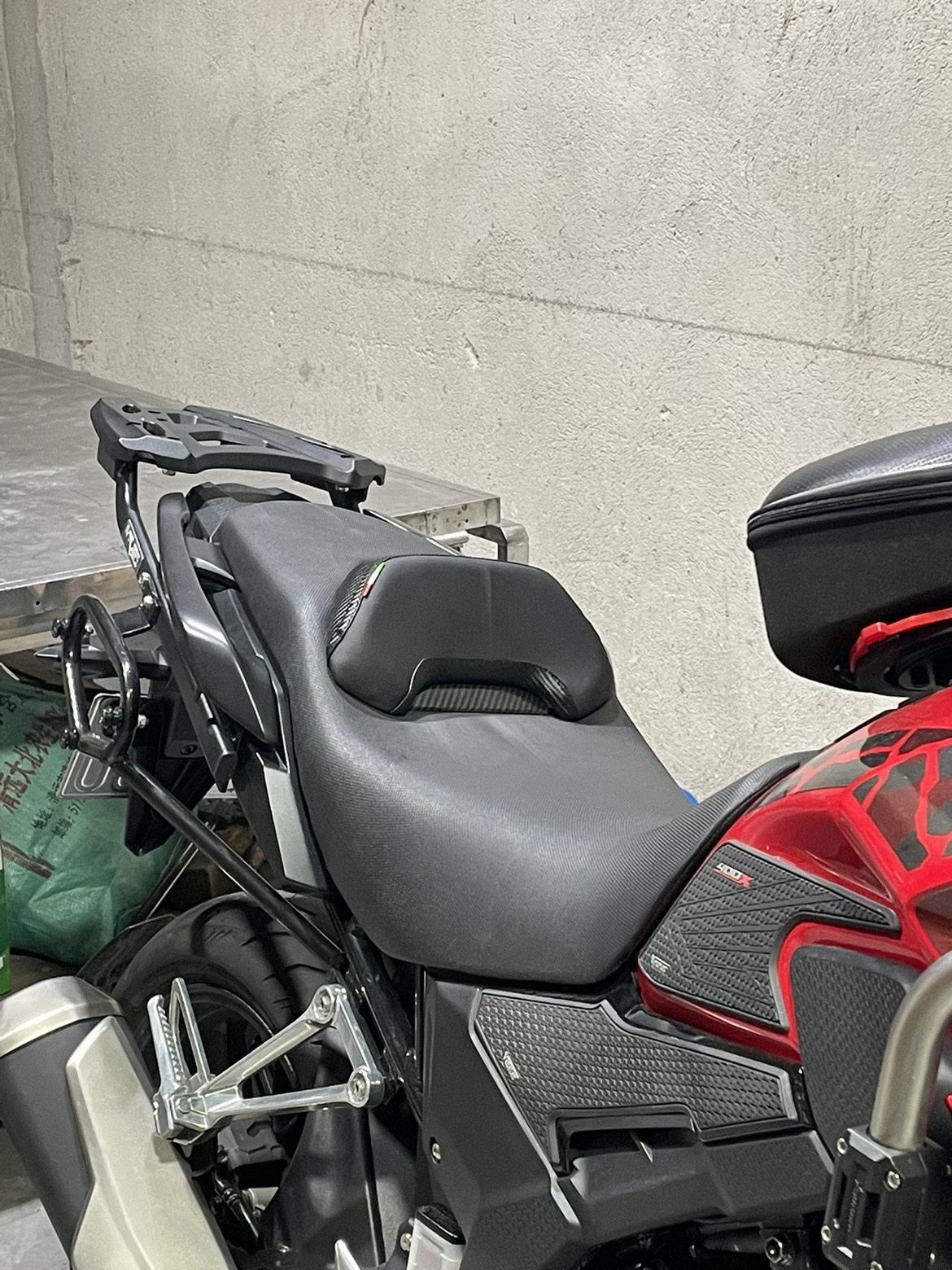 踏板摩托车坐垫怎么打开