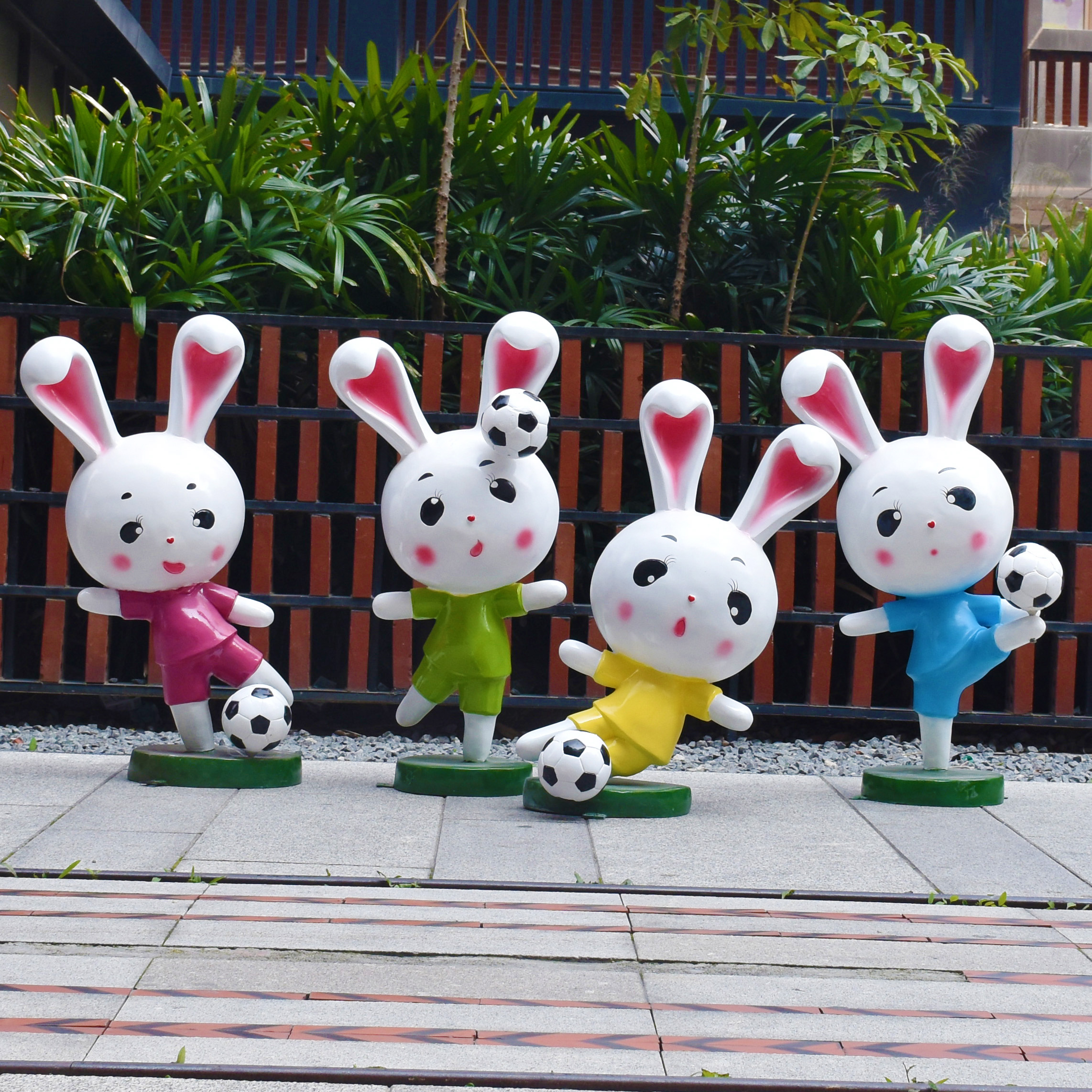 户外庭院商场园林幼儿园景观仿真卡通足球兔子吉祥物装饰雕塑摆件