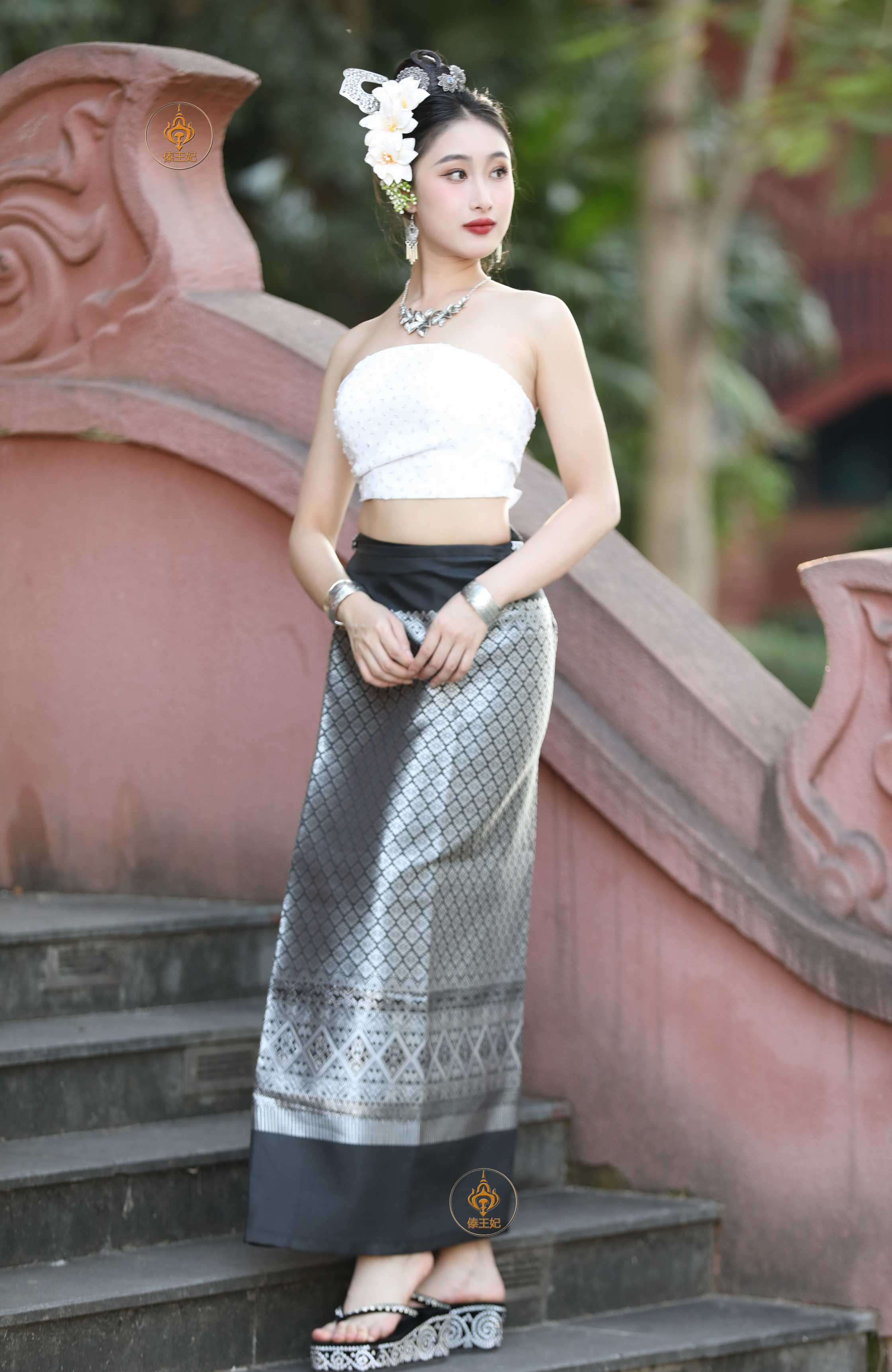 泰国抹胸女套装西双版纳旅游服告庄夜市旅拍逛街服性感修身傣族服