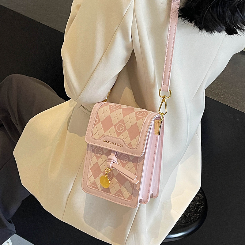 春季流行粉色小包包女士2024新款时尚斜挎包百搭格子手机包小方包