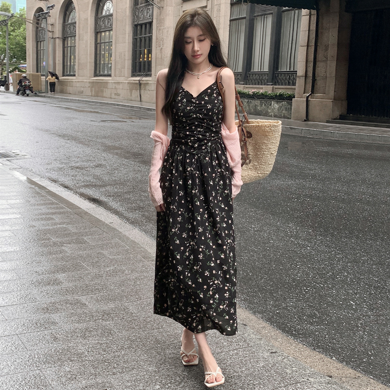v领吊带连衣裙长款夏季小众黑色碎花掐腰今年流行的漂亮裙子夏天