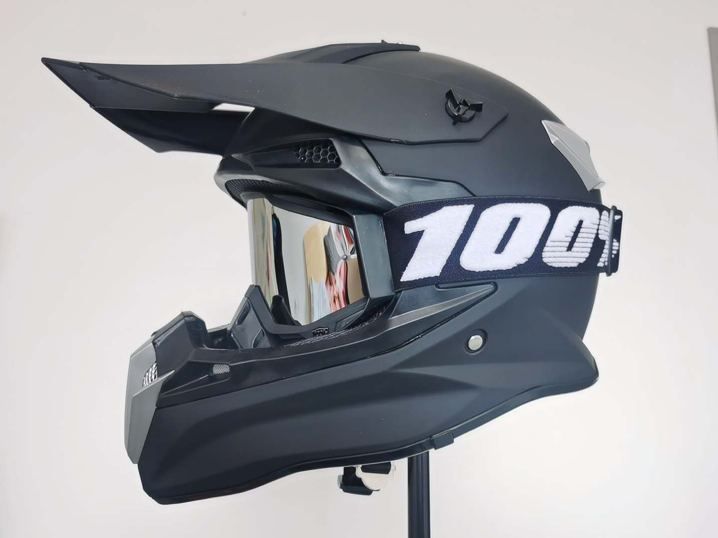 高档2020新款包邮摩托车头盔赛车头盔全盔越野头盔男女轻便式夏盔
