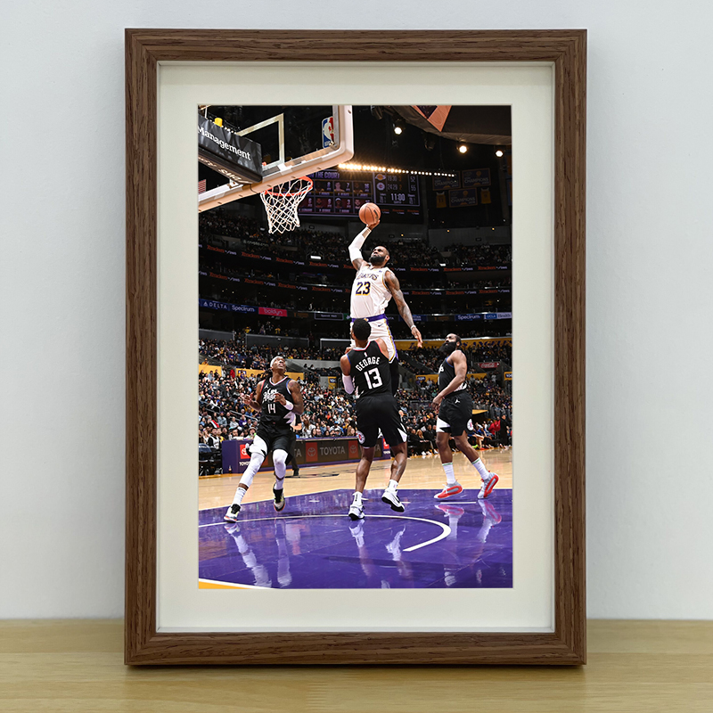 詹姆斯隔扣乔治纪念相框挂画摆台装饰画NBA球星海报照片生日礼物