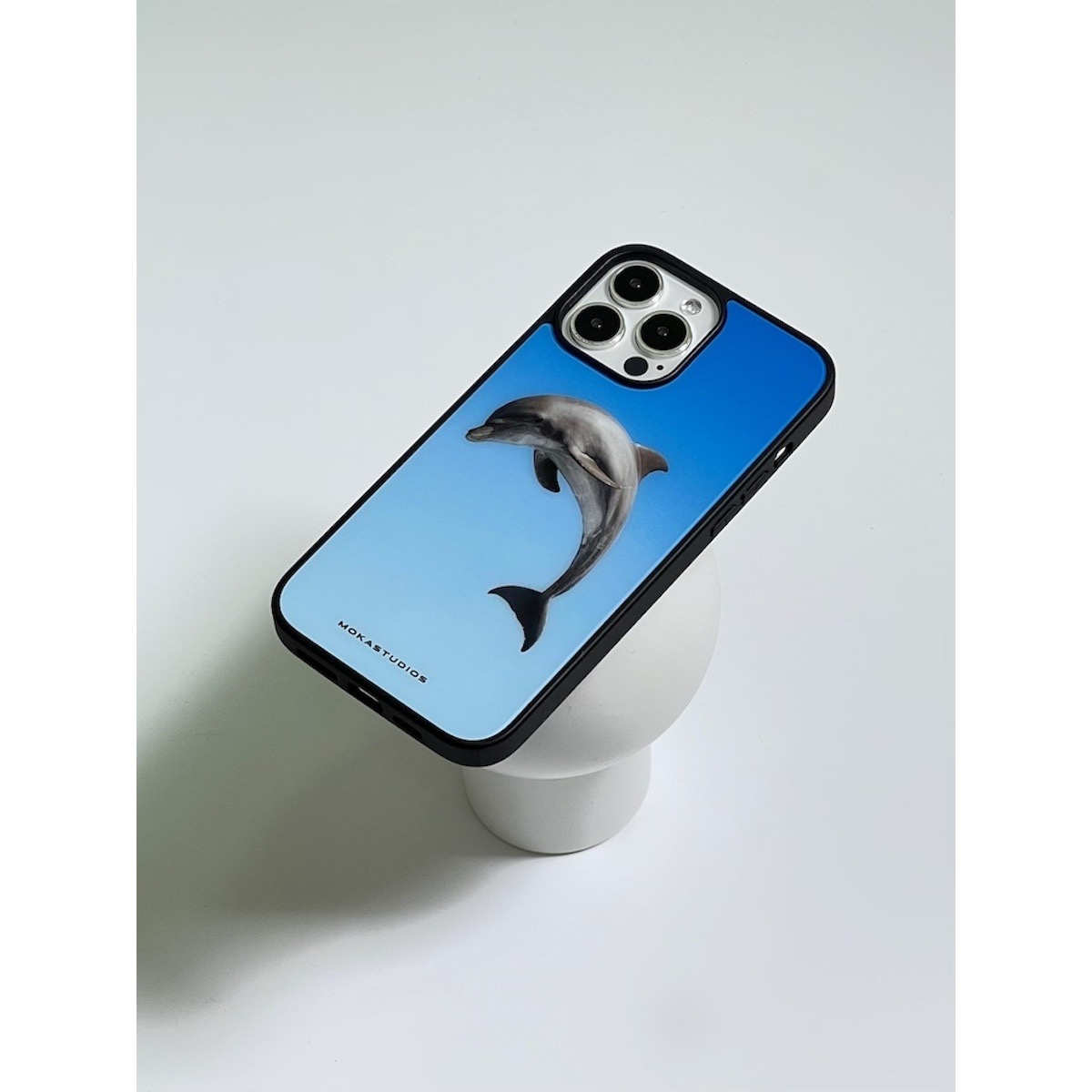MOKASTUDIOS创意设计手绘幸运海豚适用于苹果15promax全包磨砂黑边手机壳14pro蓝色系小众个性13保护套防摔