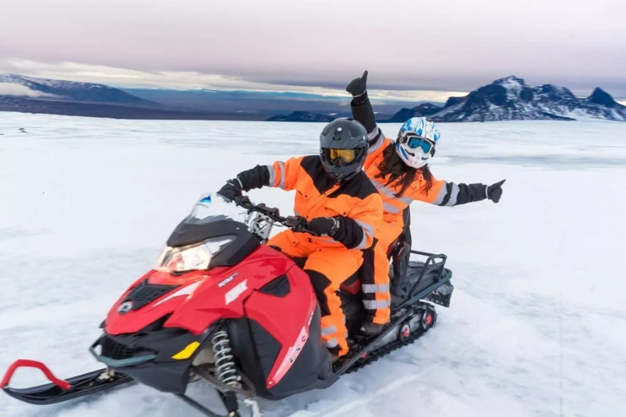 冰岛 朗格冰川雪地摩托半日游（体验骑行乐趣+超级吉普车体验）