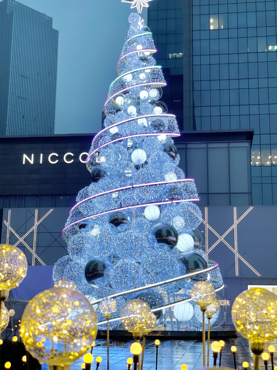 圣诞树美陈摆件圣诞节装饰发光浪漫雕塑高度3米-20米可做厂家定制