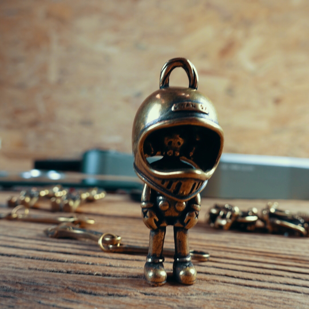。摩托黄铜吊坠钥匙链 哈雷发动机复古头盔 扳手公仔旧机器人钥匙