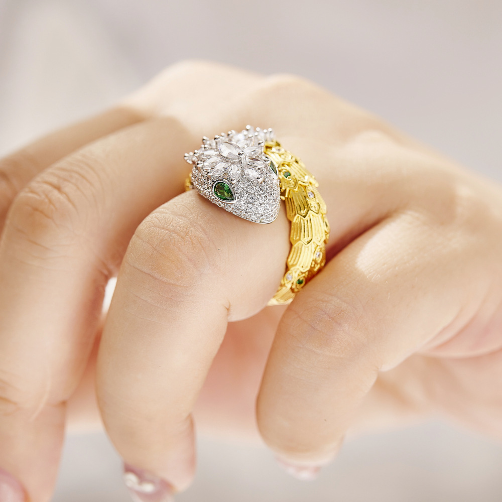 新款金色公主蛇戒指镀18K金欧美风高端绿宝石弹力指环镶嵌高碳钻