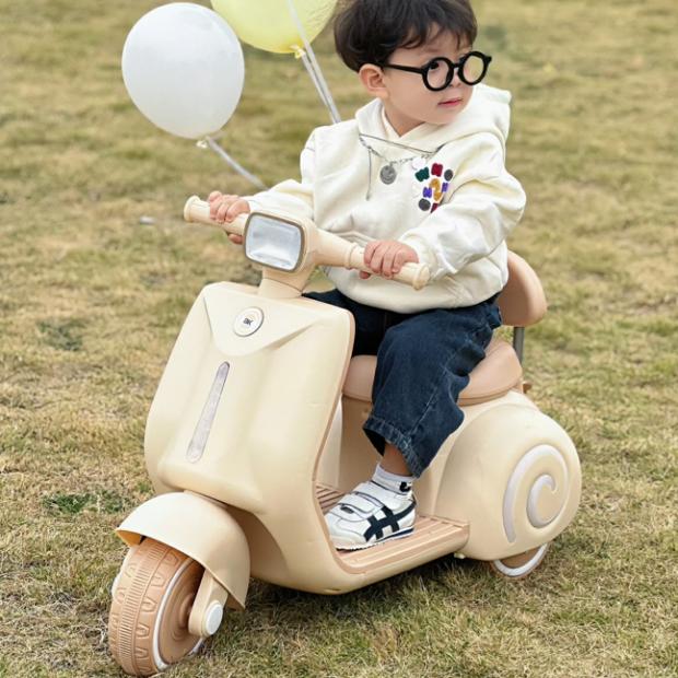 儿童电动摩托车三轮可坐人男女宝宝2-3-6岁小孩充电遥控礼物玩具