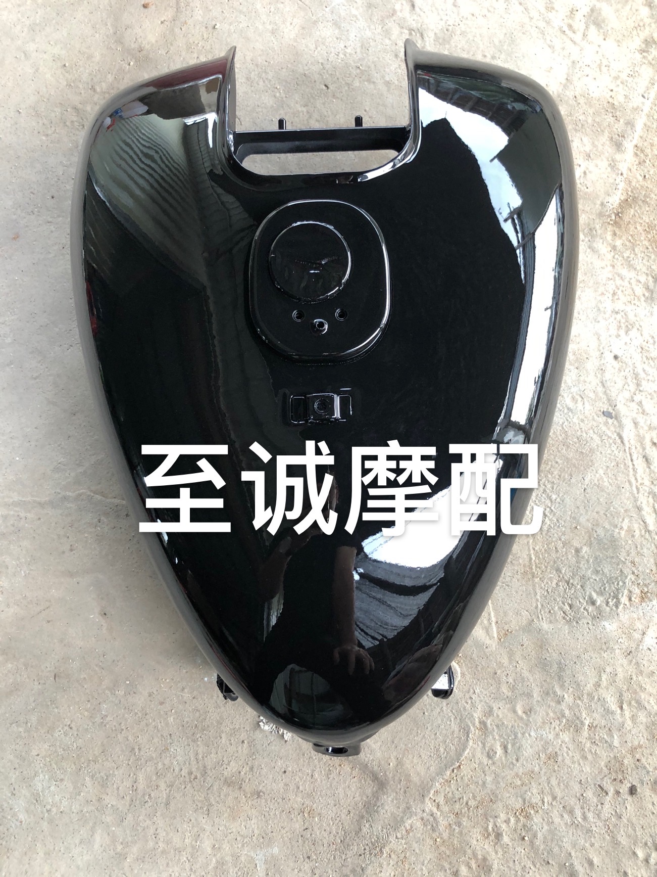 古兹Moto Guzzi V7 lllCarbon摩托车 汽油箱总成 燃油箱 配件外壳