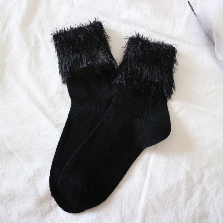 日本厚短袜潮货冬季保暖仿貂毛纯色羽毛纱个性短筒黑色毛毛袜子女