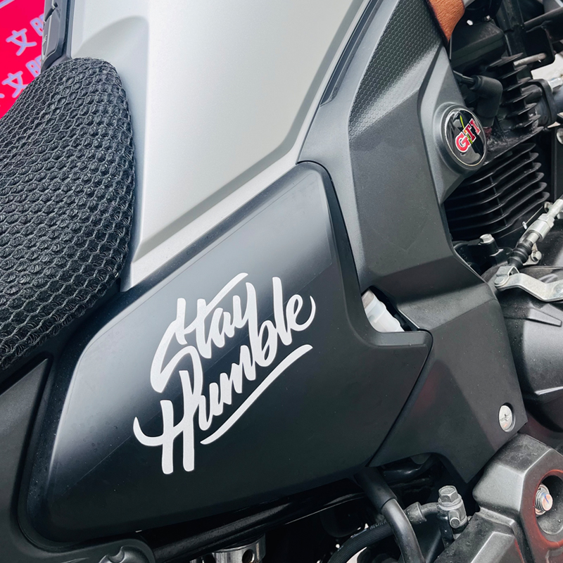 Stayhumble个性英文车贴保持谦虚及时行乐汽车电动车摩托机车贴纸