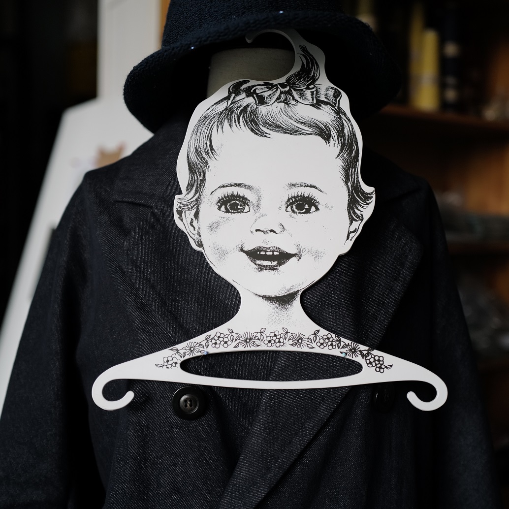 1个 十九世纪60年代德国VINTAGE被逗笑的宝宝铅笔画肖像头像衣架