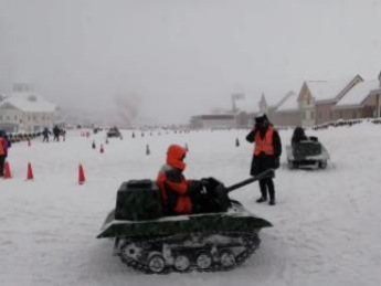 冬季大型滑雪场游乐设备龙舟雪地摩托全地形越野坦克车造雪机厂家