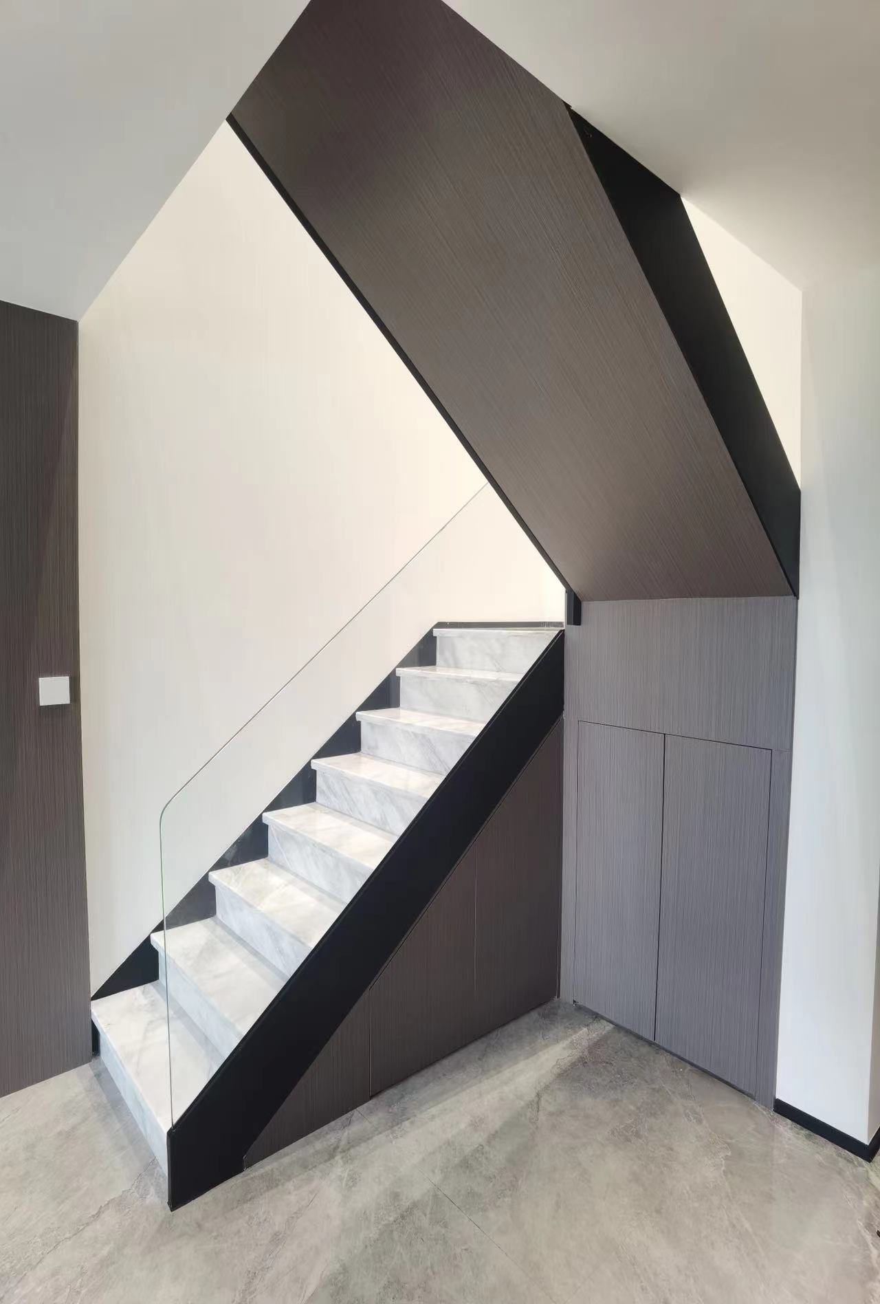 轻奢极简钢板艺术楼梯定制玻璃楼梯扶手弧形旋转楼梯现代轻奢楼梯