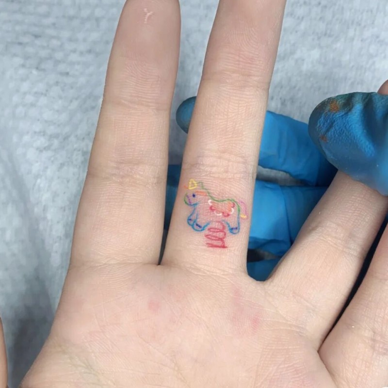 手指彩色木马纹身童趣卡通可爱女生学生小清新少女心有意义的纹身