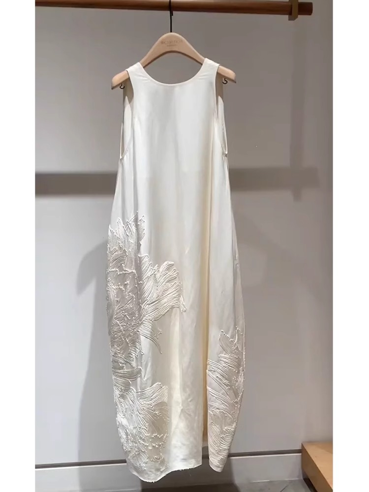 今年流行的漂亮新中式国风白色醋酸刺绣连衣裙子女装2024新款夏季