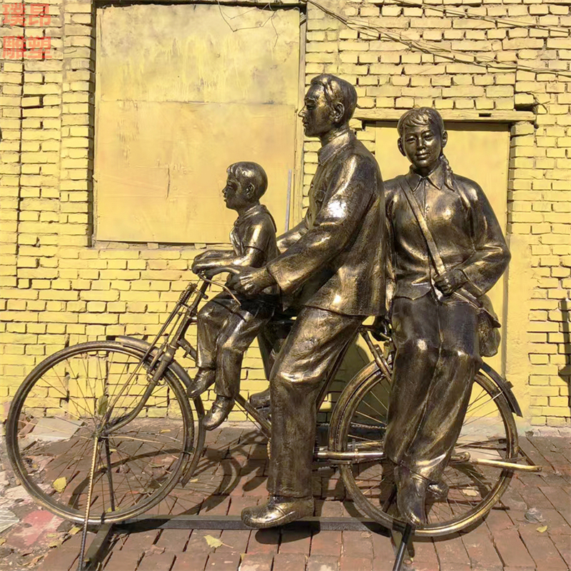 80年代情侣雕塑复古骑自行车玻璃钢雕像怀旧民俗一家三口铜像订制