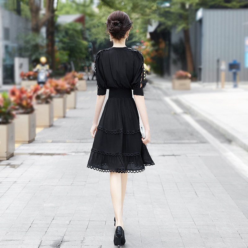 2024新款夏天法式气质裙子收腰显瘦端庄大气镂空v领黑色连衣裙女