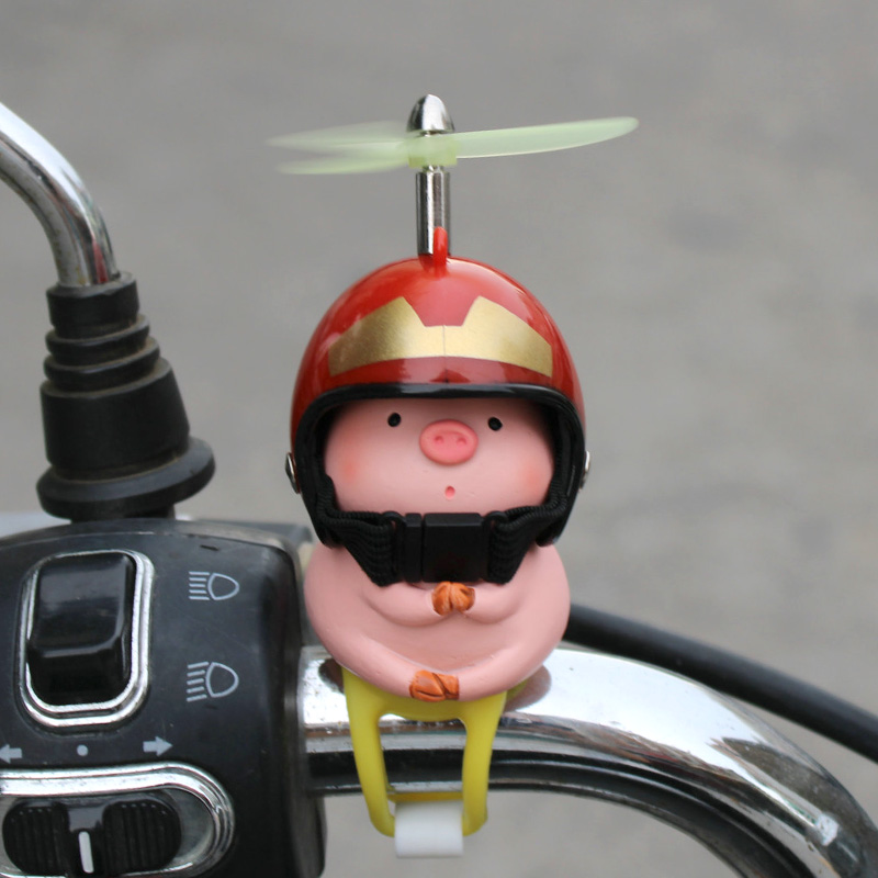 网红小猪车载摆件可爱电动摩托平衡自行车头盔装饰品送男女生礼物